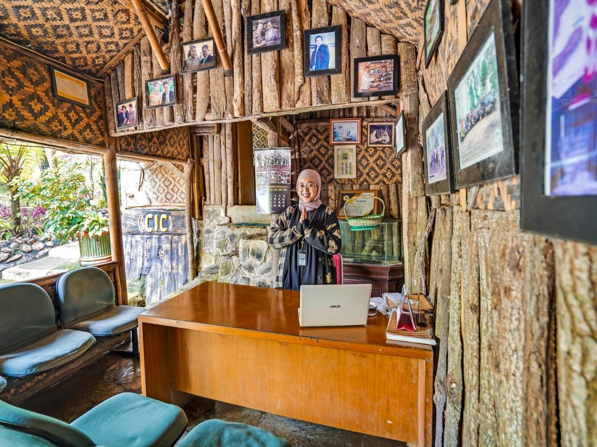 Oyo Homes 90915 Eco Tourism Desa Cihanjuang Rahayu Ciwangun Indah Camp Villas Bongkar Exterior photo
