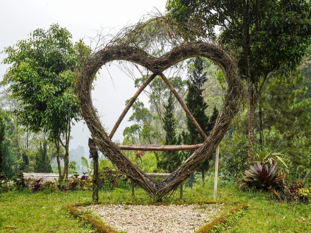 Oyo Homes 90915 Eco Tourism Desa Cihanjuang Rahayu Ciwangun Indah Camp Villas Bongkar Exterior photo